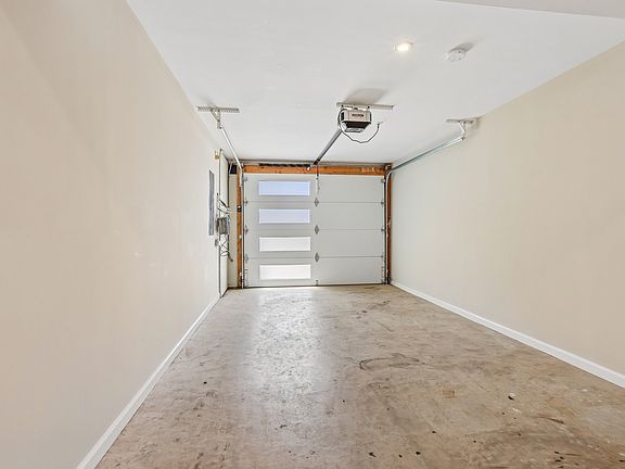 4th image of 211 Warwick Ave #1