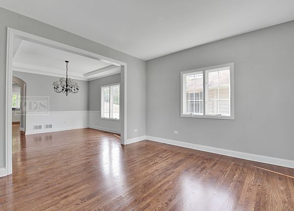3rd image of 121 N Wilmette Ave