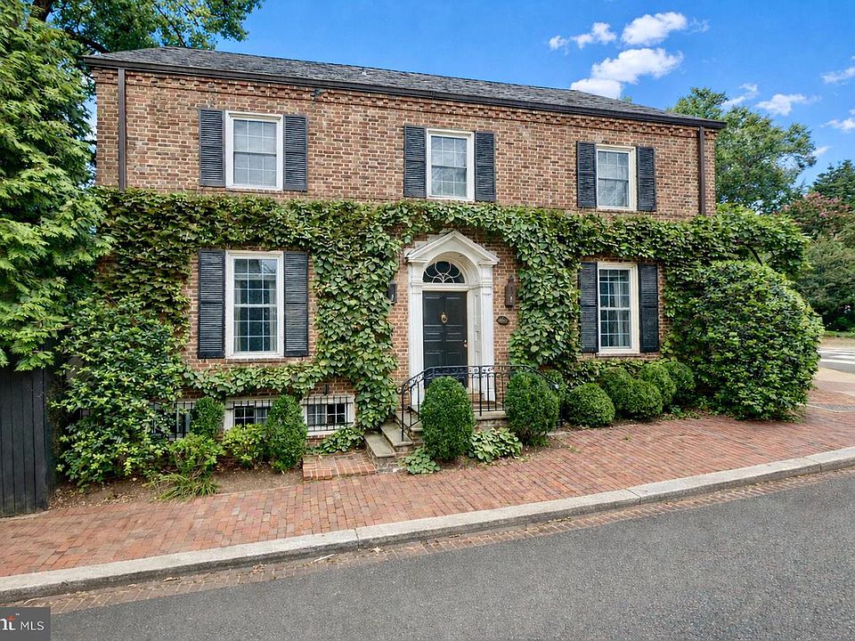 1st image of 1698 32nd St NW