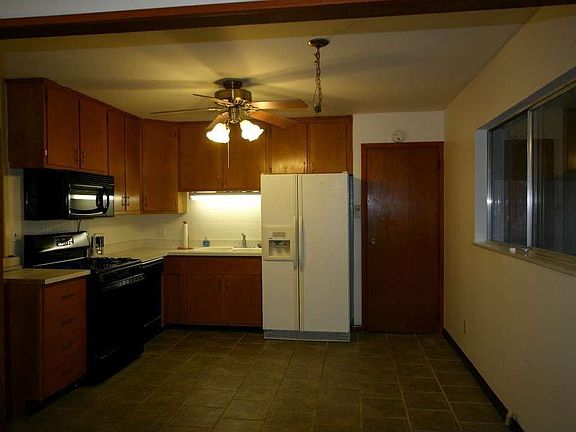 Spacious kitchen with all applianced included