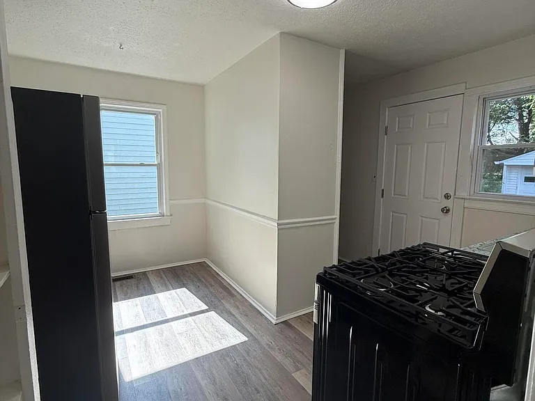 1637 Thornberry Ave — Photo 3