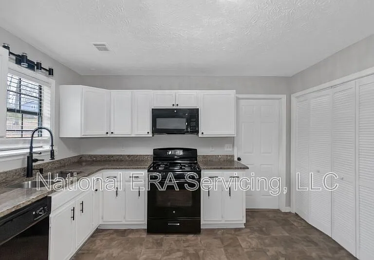 321 Summerwood Ln — Photo 5