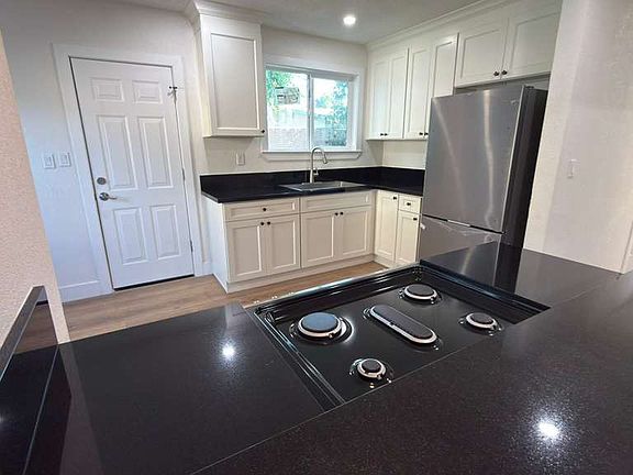 4th image of 624-622 E Jackson St #624