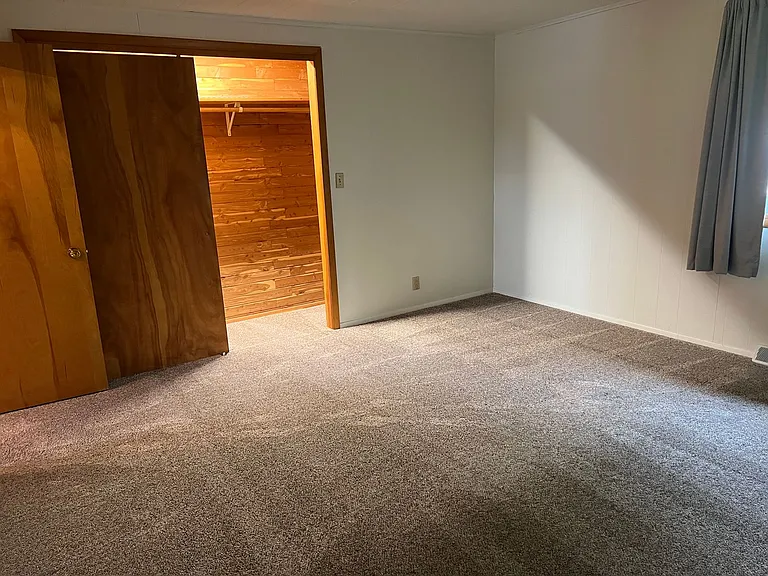 W210N11785 Hilltop Dr — Photo 25