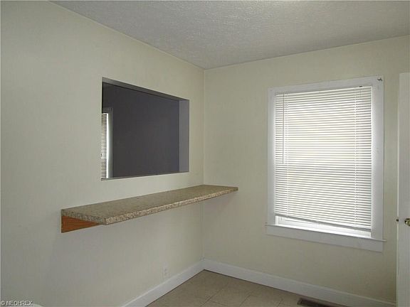 5th image of 108 Kensington Ave