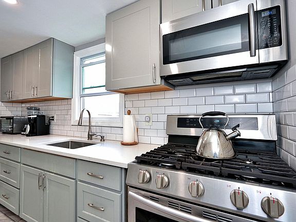 3rd image of 23 Laurel Ave Floor 2