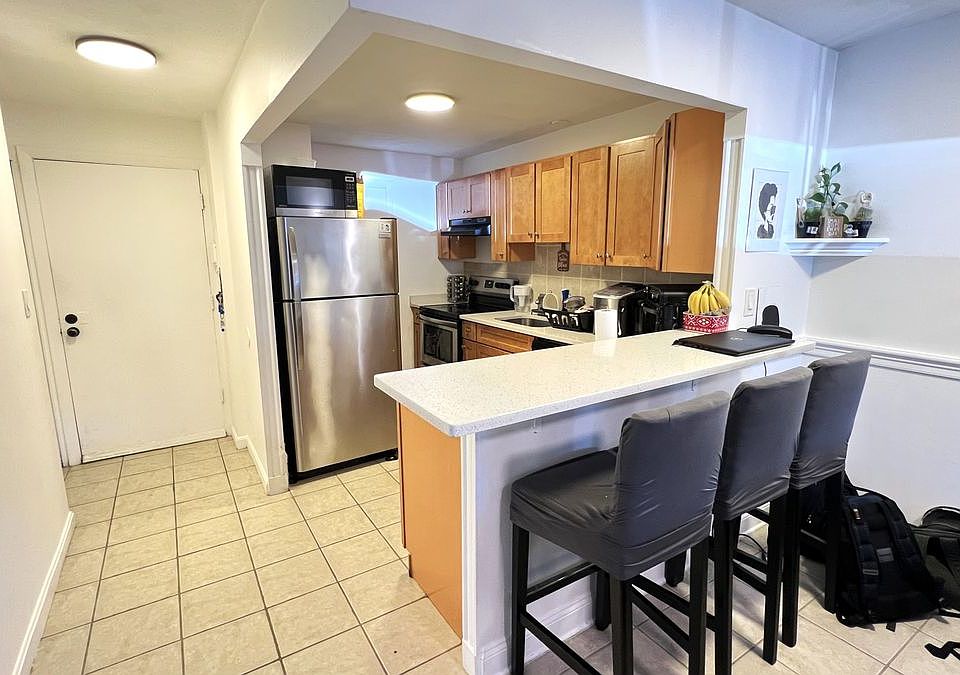 1st image of 400 Governors Dr APT 5