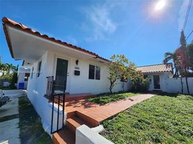 1828 NW 4th St, Miami, FL