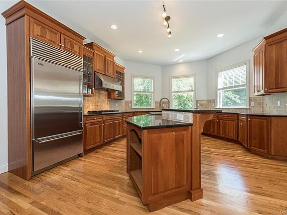 3rd image of 7 Hopes Farm Ln