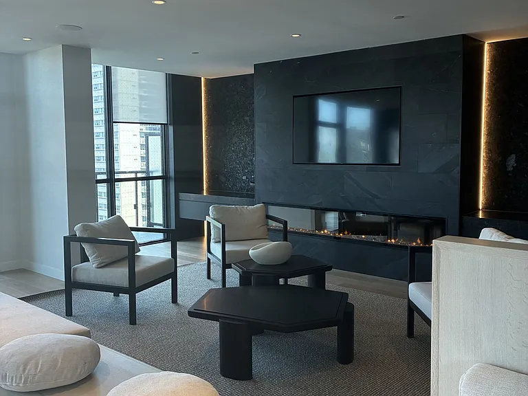 110 Broadway Ave #LPH06 — Photo 5