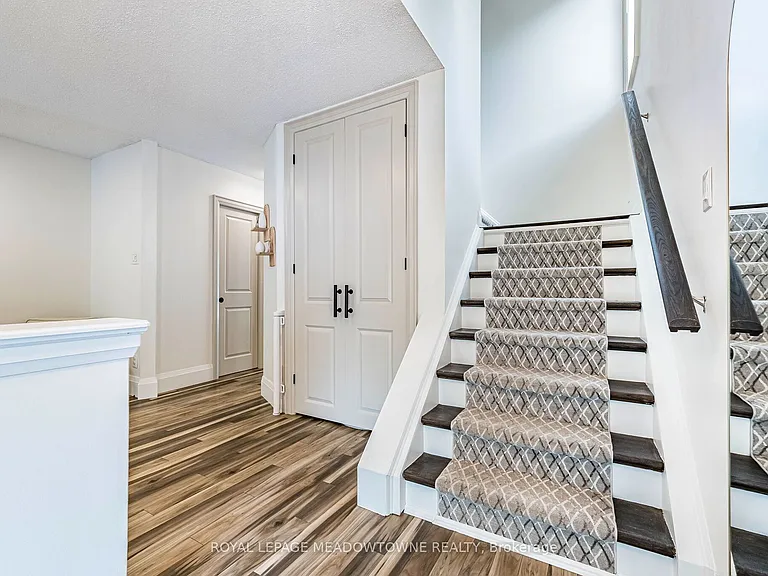 520 Pineview Gdns — Photo 3