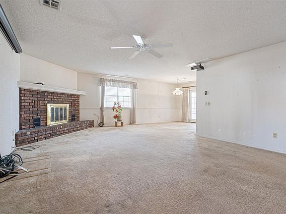 4th image of 2824 Parkwood Cir