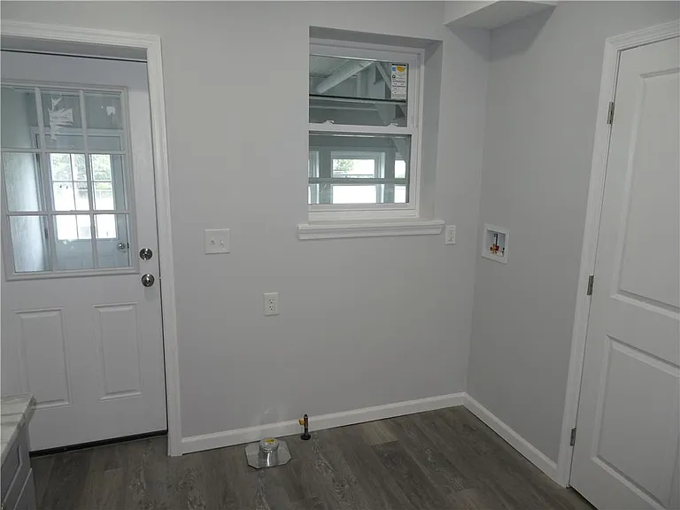 1535 E 7th St — Photo 14