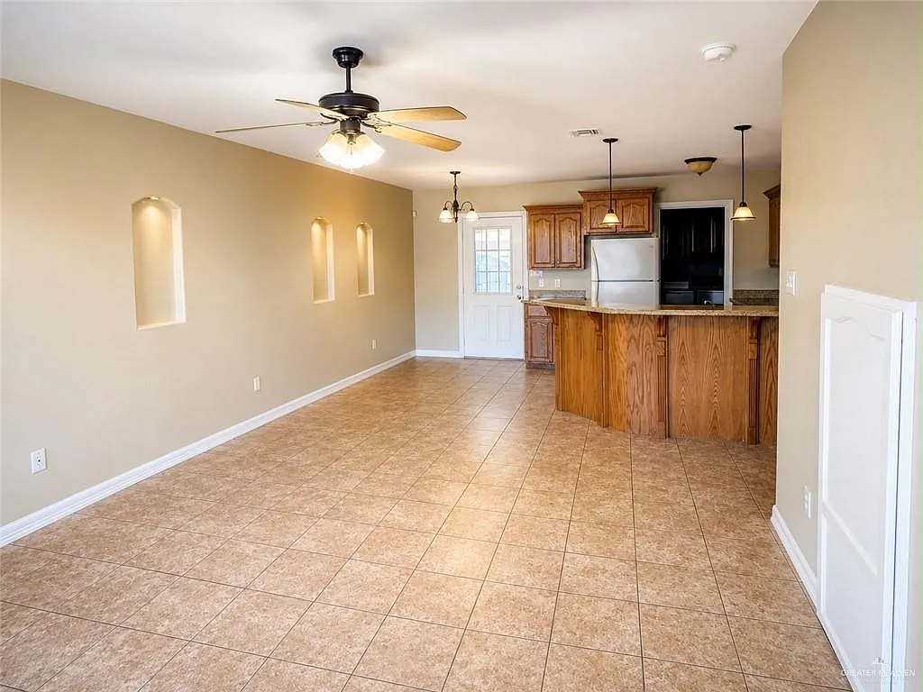 3 bed, 2.5 bath, 1200 sqft, $1,050 — Photo 3