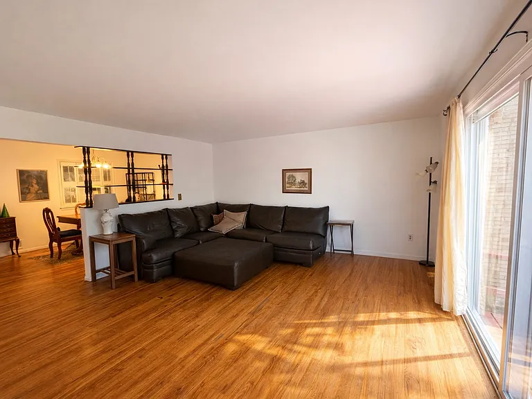 34 Phelps Ave #ROOM RENTAL — Photo 6