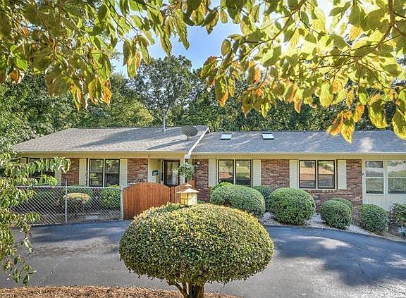 3rd image of 437 Deerhaven Ln