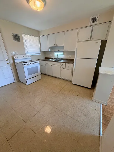 Kitchen - 4764 Hilton Ave #D