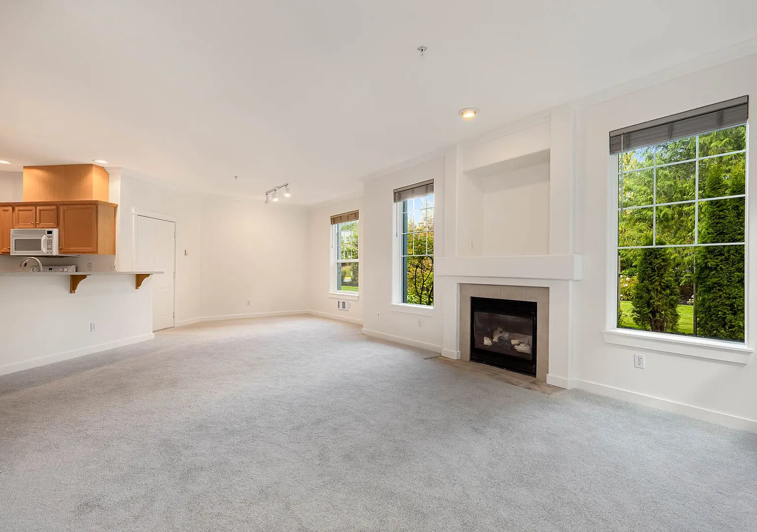 Single-Level 3BR Living with Oversized Garage & Community Amenities — Photo 4