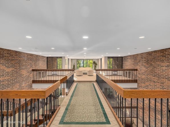 1401 Burr Oak Rd APT 202B, Hinsdale, IL 60521