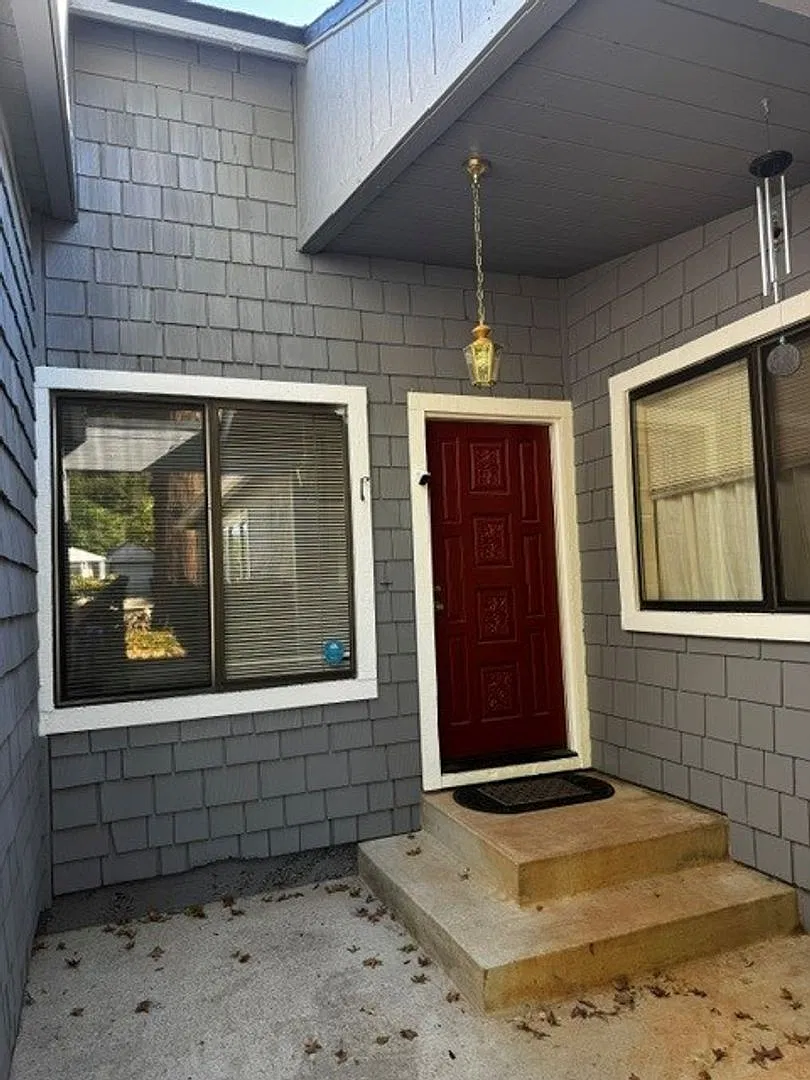 Comfortable 3 bedroom 2 bathroom home with attached 2 car garage close to downtown Grass Valley — Photo 2
