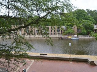 11406 Washington Plz W, Reston, VA 20190