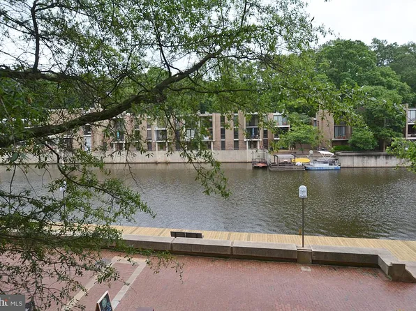 11406 Washington Plz W, Reston, VA 20190