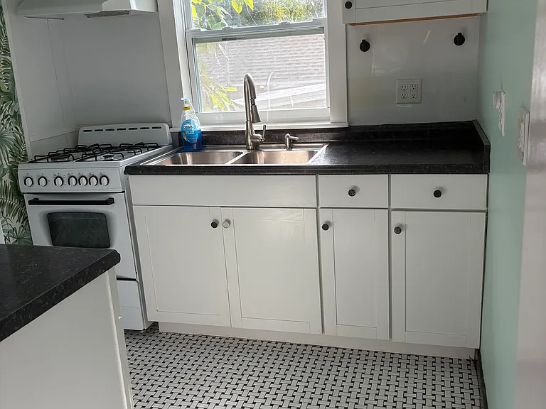 1140 Locust St NE #1/2 — Photo 5