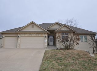 2812 SW Sherwood Park Dr, Topeka, KS 66614