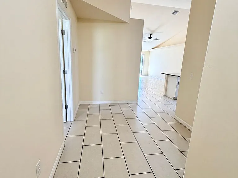 1044 NE 8th Pl — Photo 4