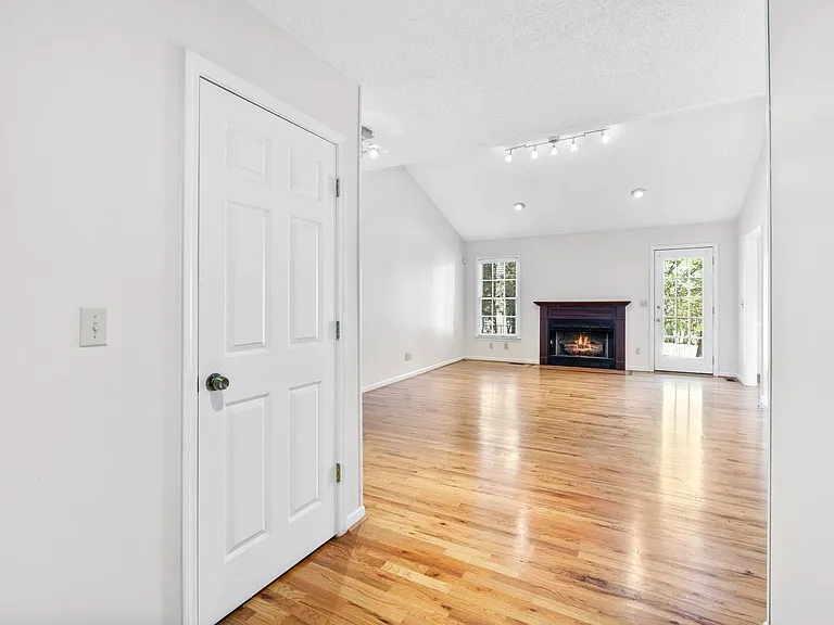 22 Country Club Dr — Photo 4