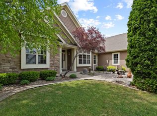 1044 Winterberry Rd, Oconomowoc, WI 53066