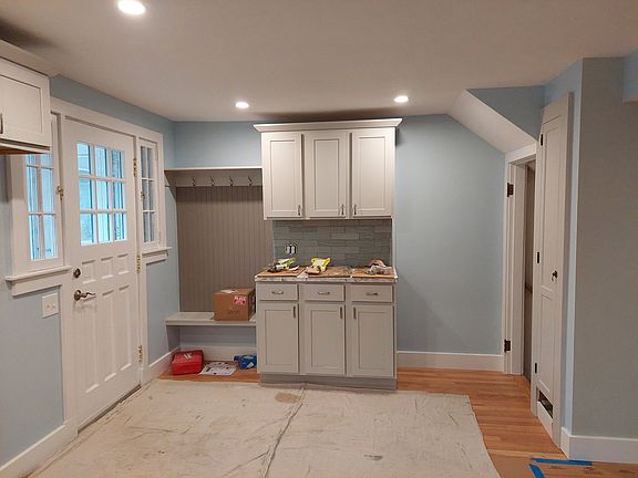 Other side of kitchen - great space for a coffee bar!