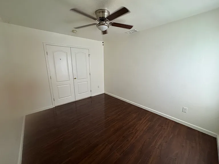 1727 E Pontiac Dr — Photo 32
