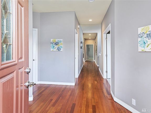 Entryway - brand new finished flooring