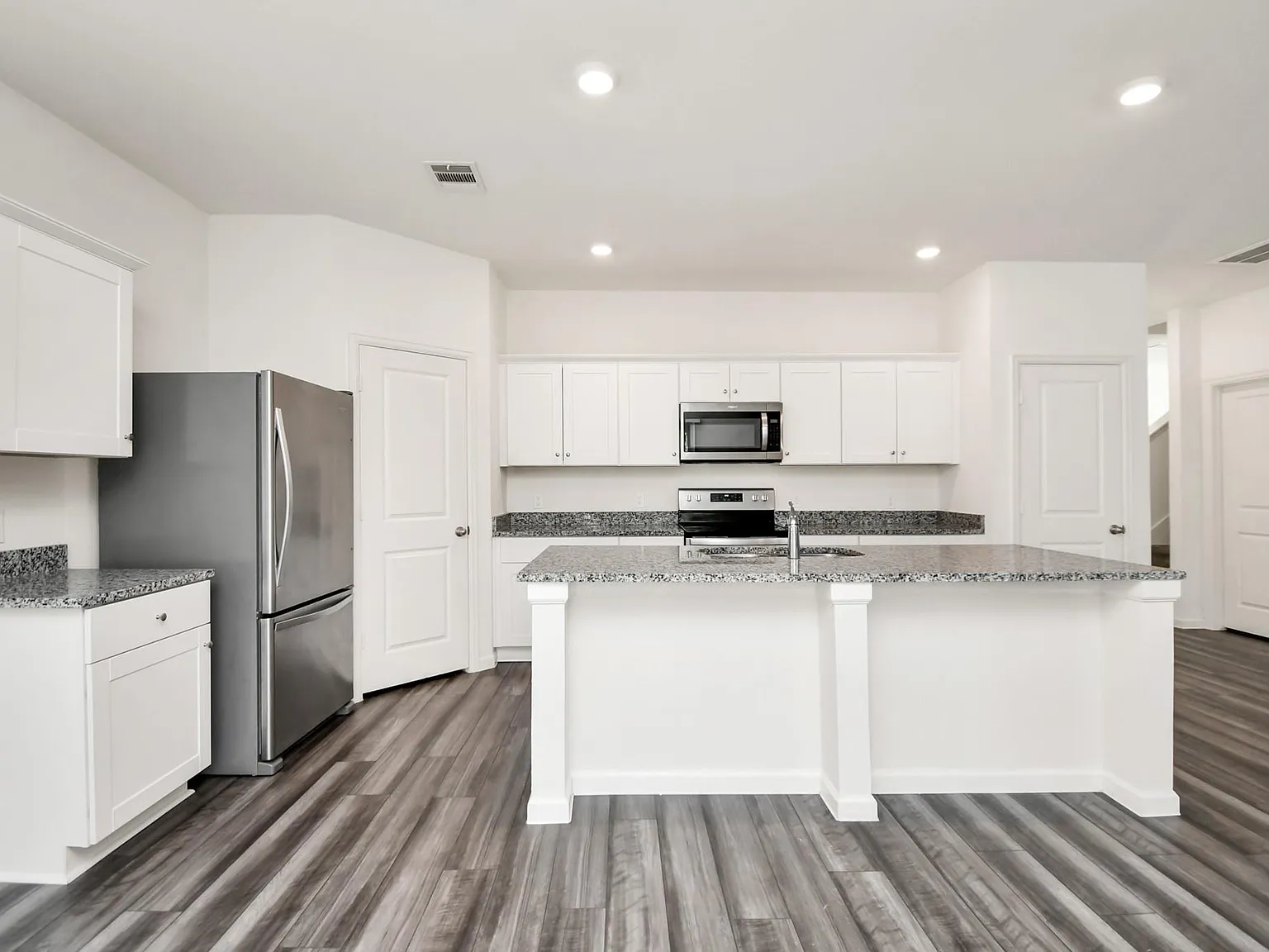 3 bed, 2.5 bath, 2060 sqft, $2,350 — Photo 3