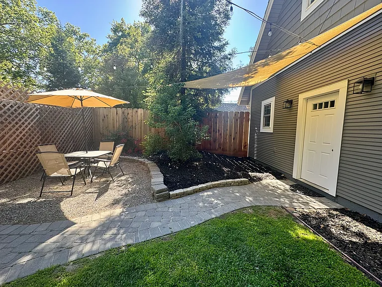 1313 Sycamore St — Photo 9