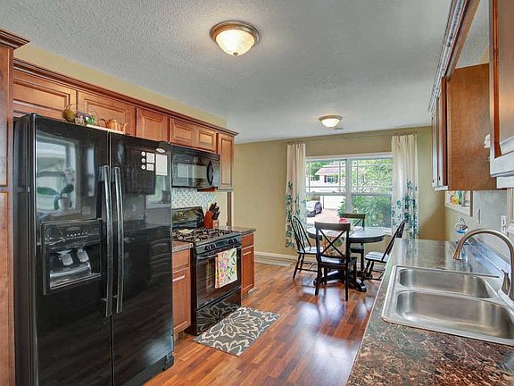 4th image of 215 Winona St E
