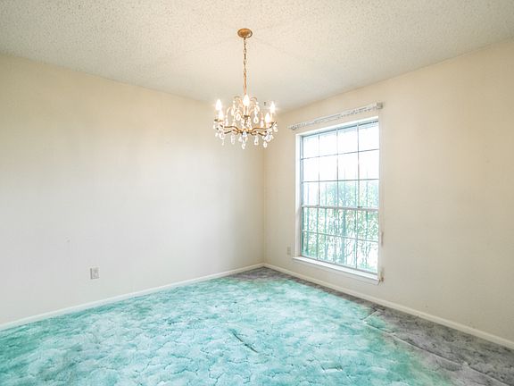3rd image of 905 Fall Creek Dr