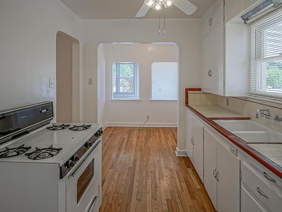 3rd image of 627 Wellesley Dr NE
