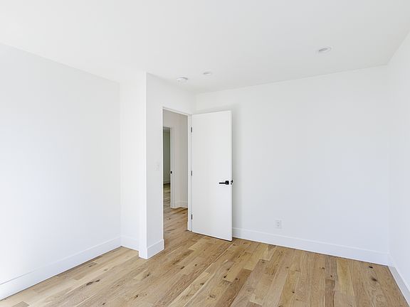 5th image of 1657 Malcolm Ave #6