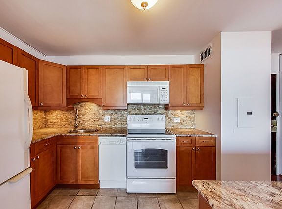 5th image of 3930 N Pine Grove Ave APT 2212