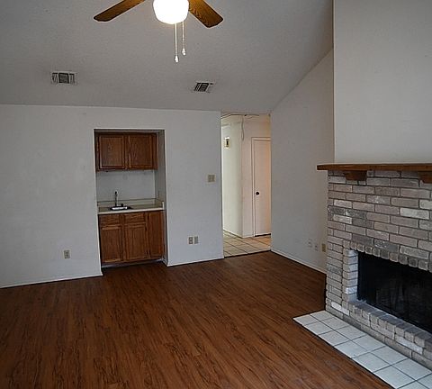 3rd image of 11138 El Sendero St APT 1