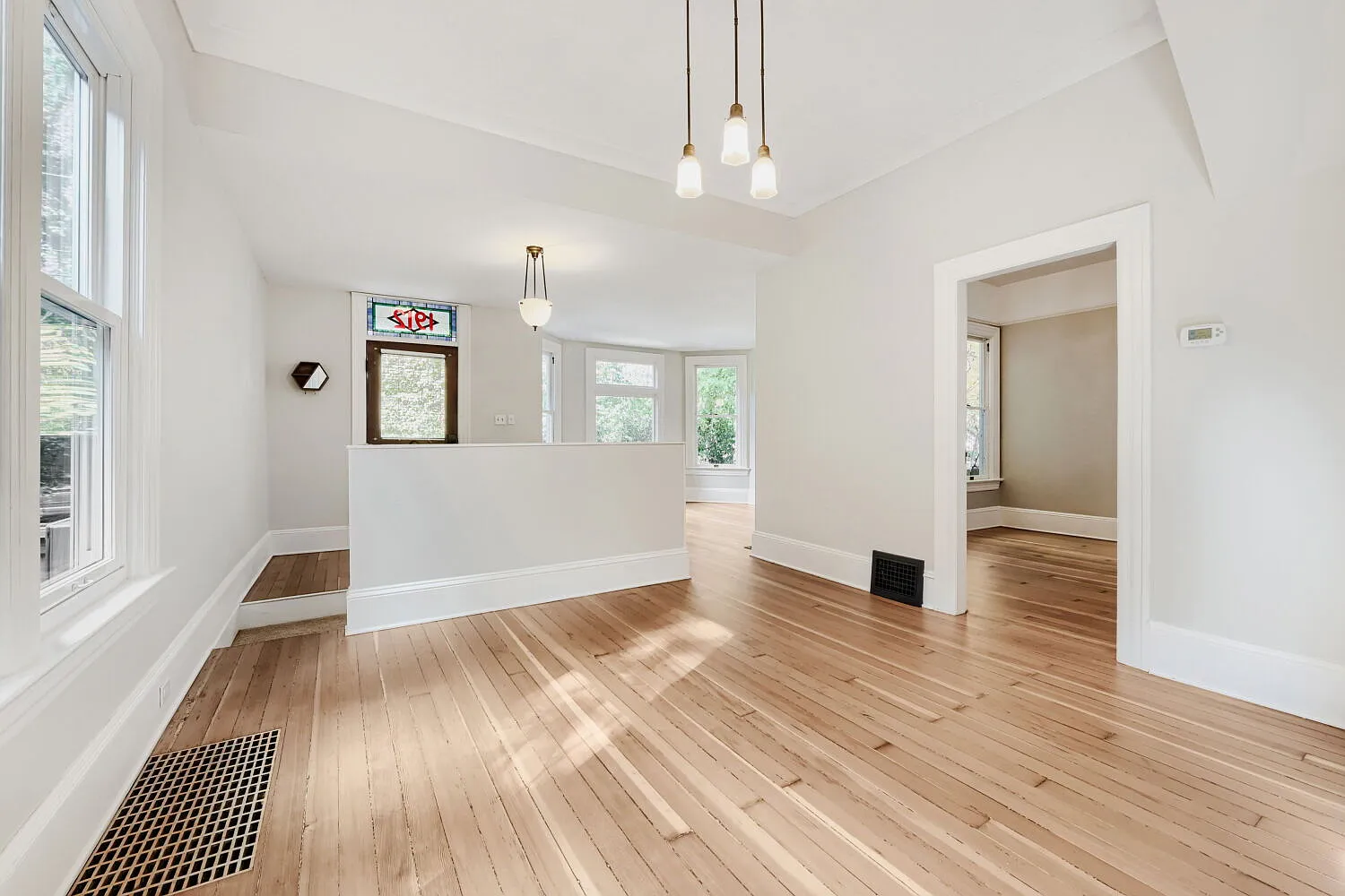 5 bed, 3.0 bath, 4060 sqft, $5,000 — Photo 3