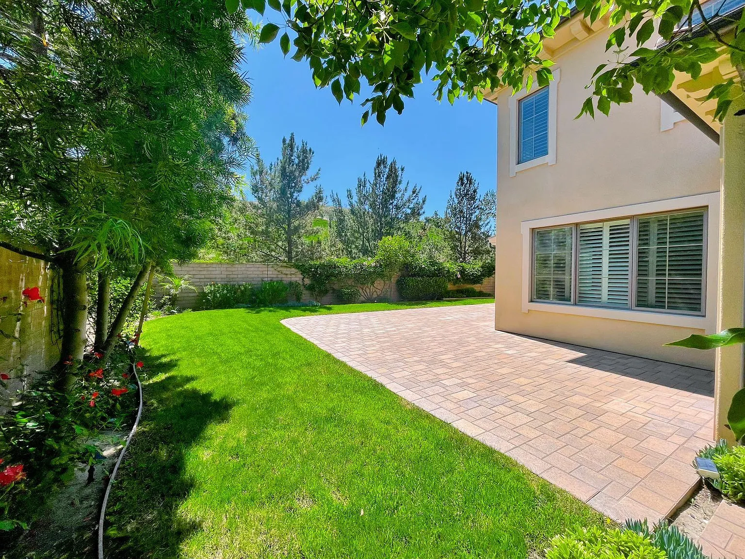 4 bed, 3.5 bath, 2402 sqft, $5,900 — Photo 2