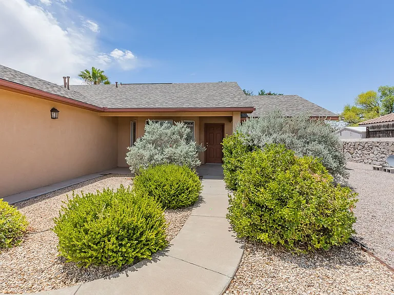 2400 Saguaro Loop — Photo 2