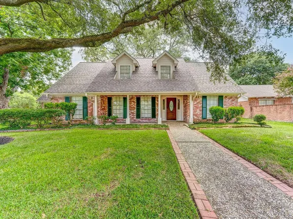 100 Saint Andrews Dr, Friendswood, TX 77546