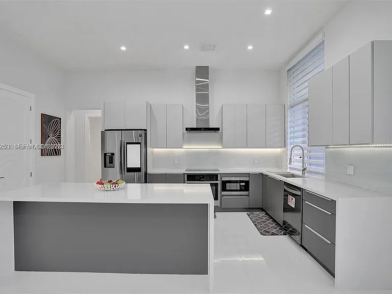 1759 SW 30th Pl — Photo 45