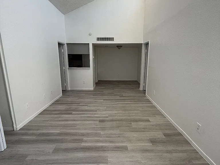 Desert Wind Apartments — Photo 15