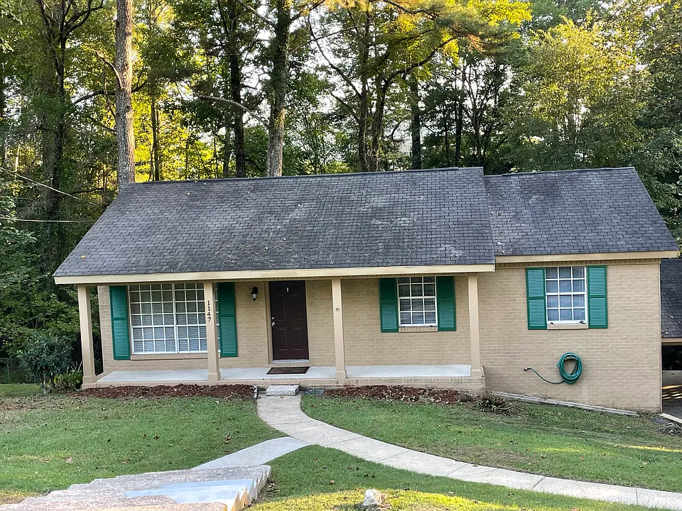 1147 Meadow Dr