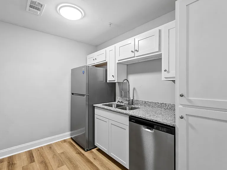 Crestview Apartments — Photo 15